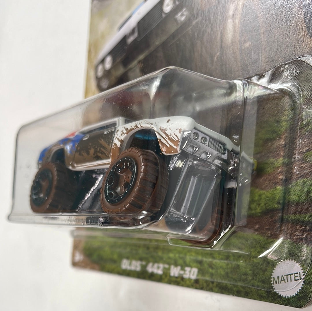 Hot Wheels 1/64 Mud Runners Olds 442 W-30 White