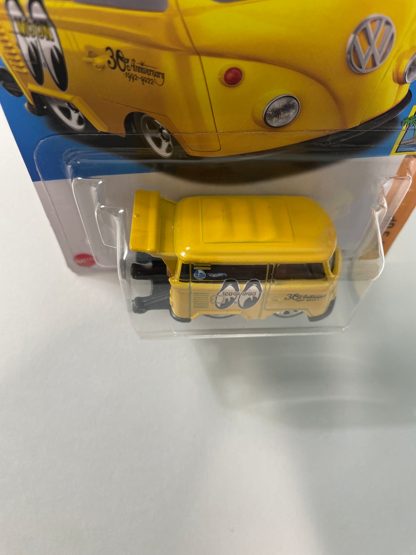 Hot Wheels 1/64 Volkswagen Kool Kombi Mooneyes Yellow - Damaged Box