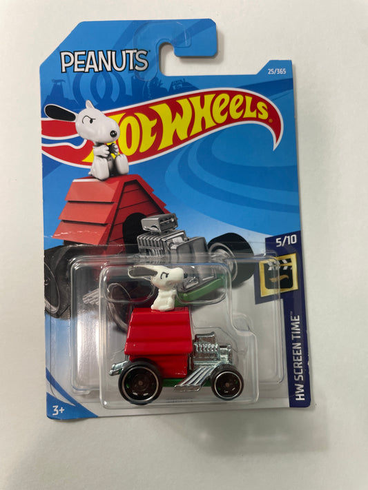 Hot Wheels 1/64 Snoopy Red & Green - Damaged Card