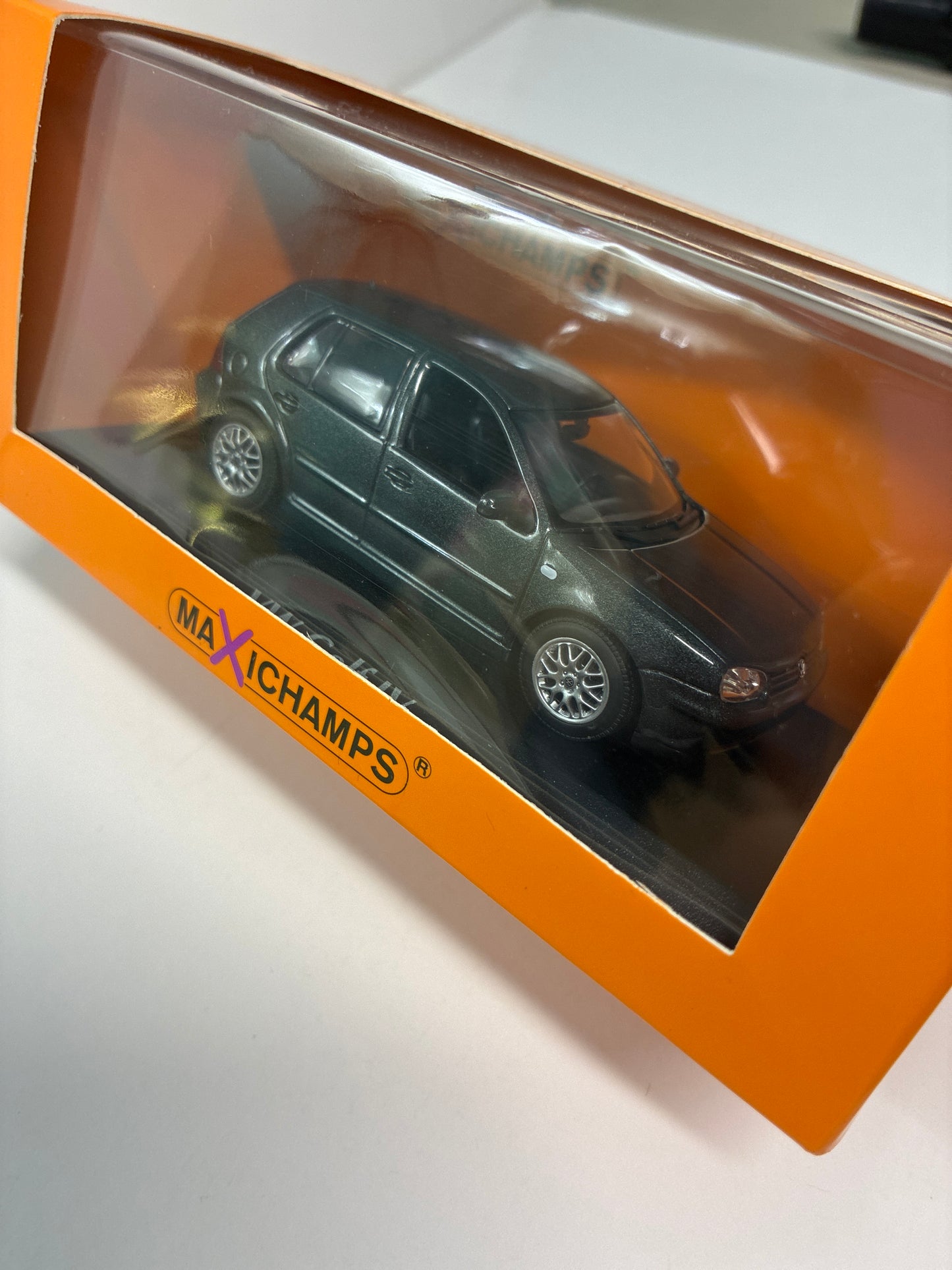 Minichamps 1/43 Volkswagen Golf IV 1999 Grey Metallic - 940 056060