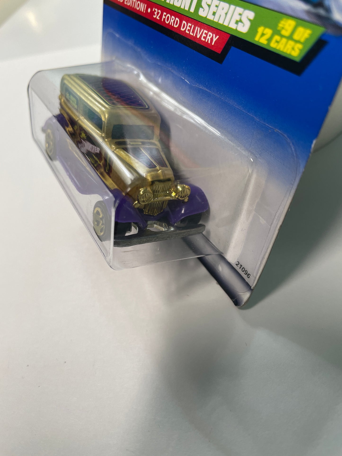Hot Wheels 1/64 Treasure Hunt ‘32 Ford Delivery Gold & Purple