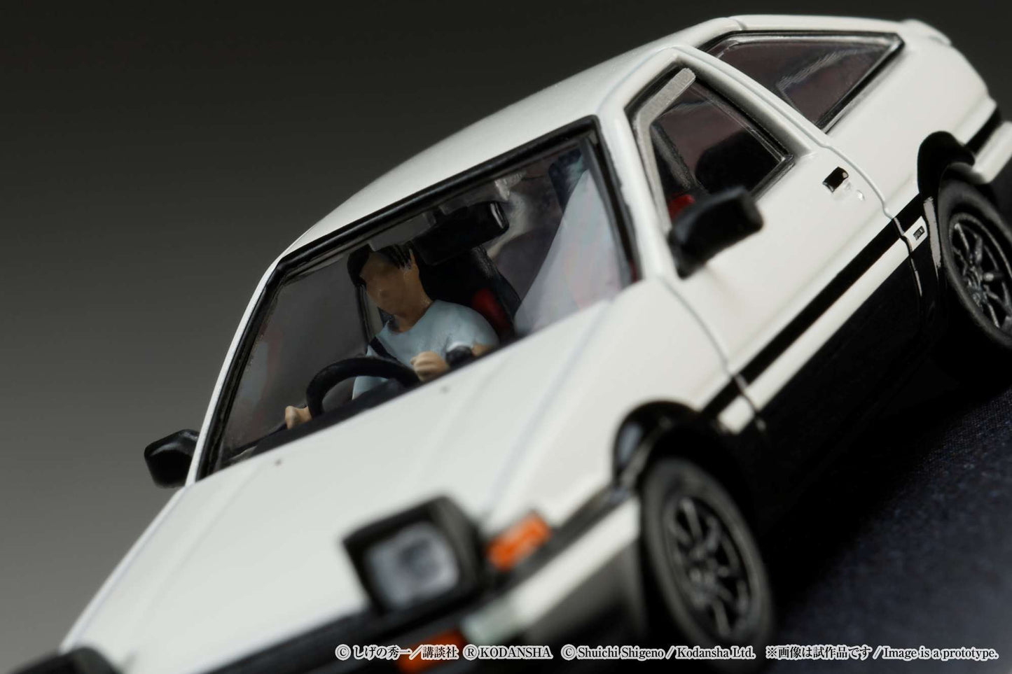 Hobby Japan 1/64 Initial D Toyota Sprinter Trueno GT Apex AE86 / Takeshi Nakazato vs Takumi Fujiwara w/ Driver Figure