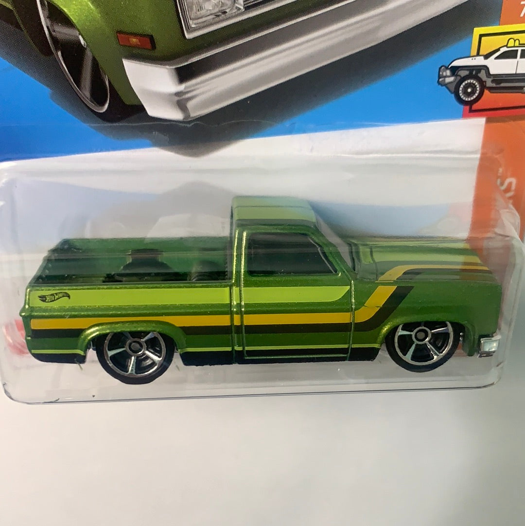 Hot Wheels 1/64 ‘83 Chevy Silverado Green - Damaged Box