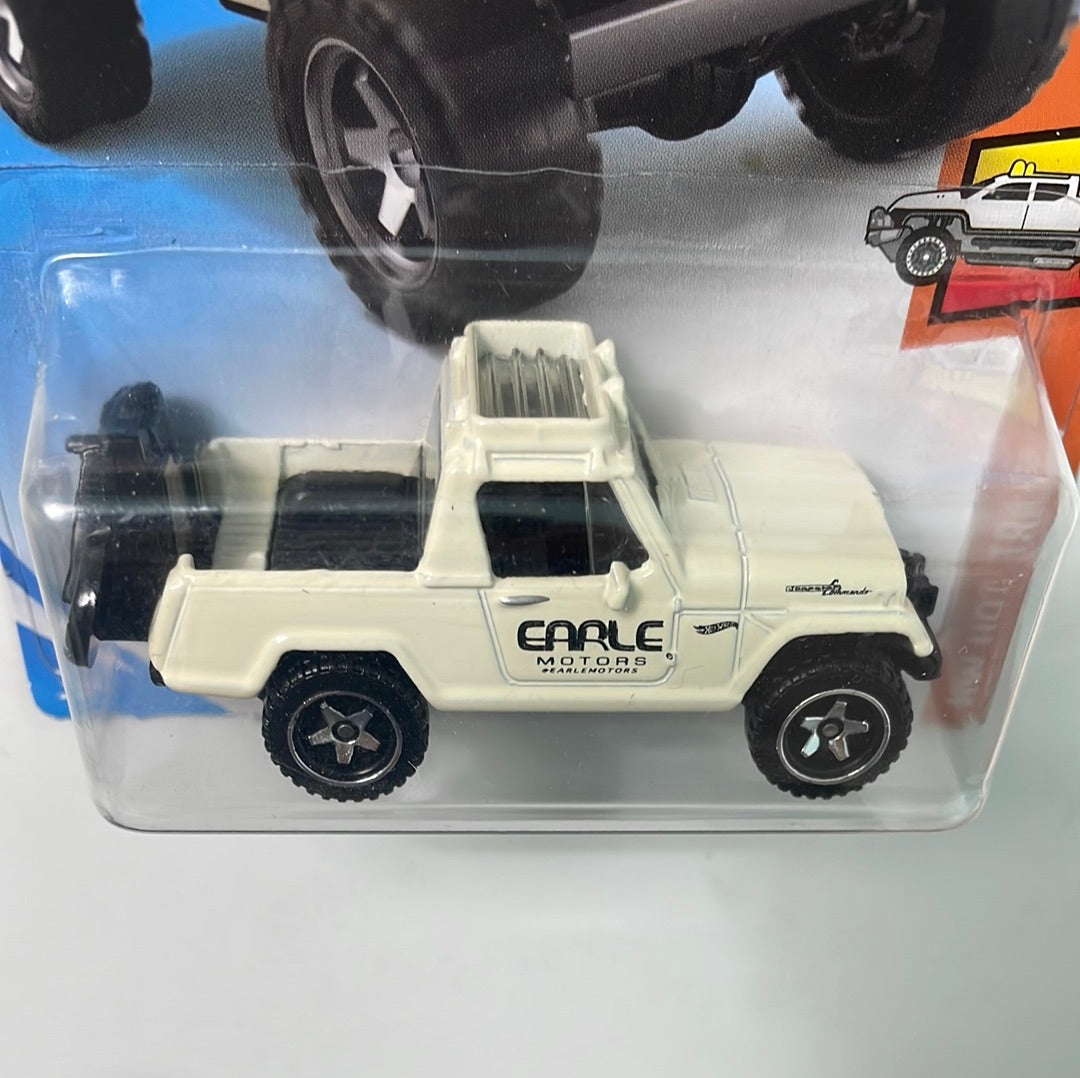 Hot Wheels 1/64 ‘67 Jeepster Commando Beige