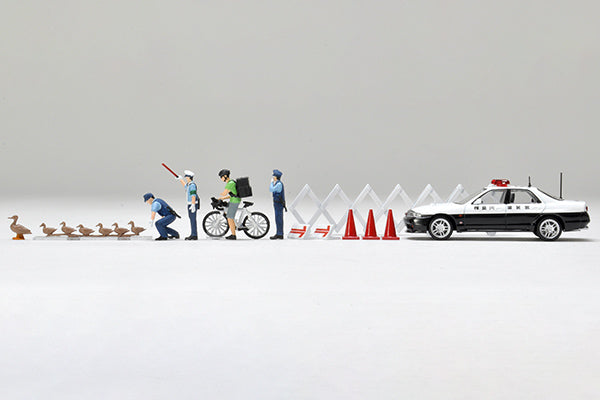 Tomica Limited Vintage Neo 1/64 Diorama Collection 64 #CarSnap 16a Police w/ Nissan Skyline GT-R Autech Version 40th Anniversary Patrol Car