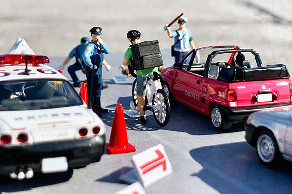 Tomica Limited Vintage Neo 1/64 Diorama Collection 64 #CarSnap 16a Police w/ Nissan Skyline GT-R Autech Version 40th Anniversary Patrol Car