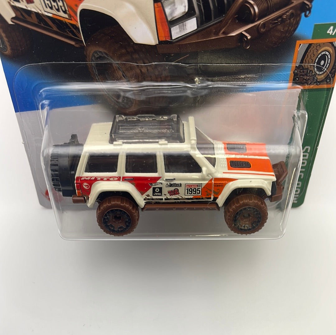 Hot Wheels 1/64 Treasure Hunt ‘95 Jeep Cherokee White & Brown