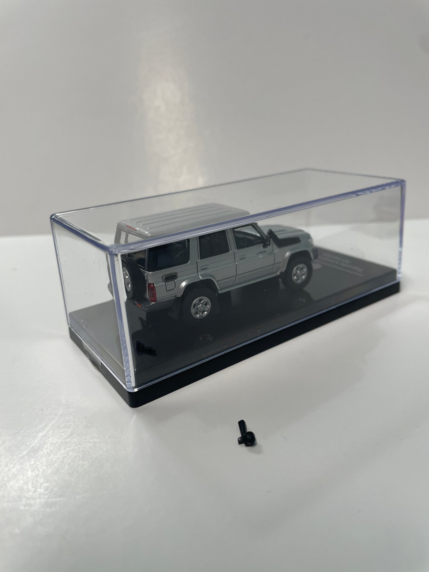 Para64 Toyota 2007 Land Cruiser 76 Silver Pearl - Damaged Car (Read Description)