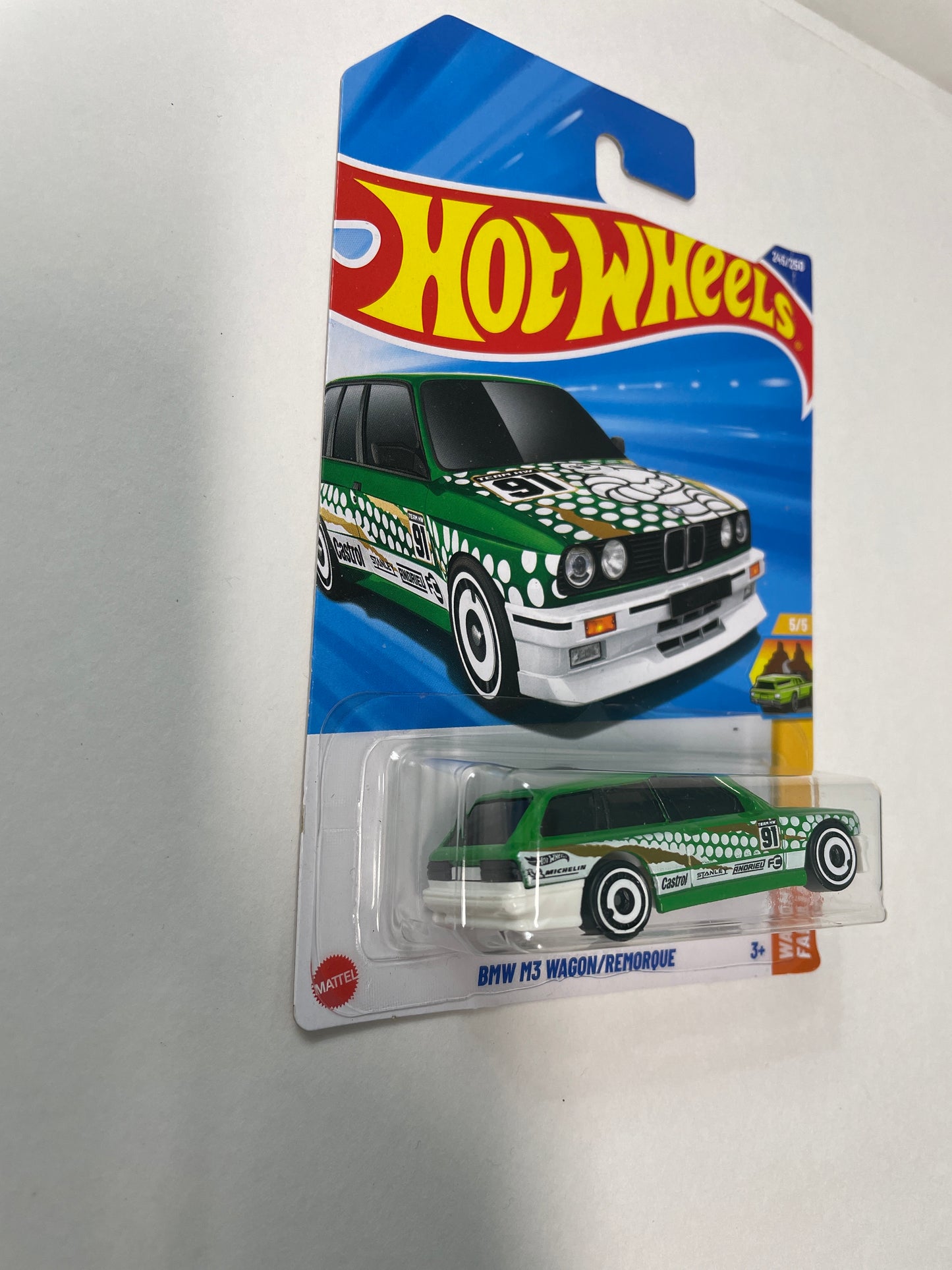 Hot Wheels 1/64 BMW M3 Wagon/ Remorque Green -Damaged Box