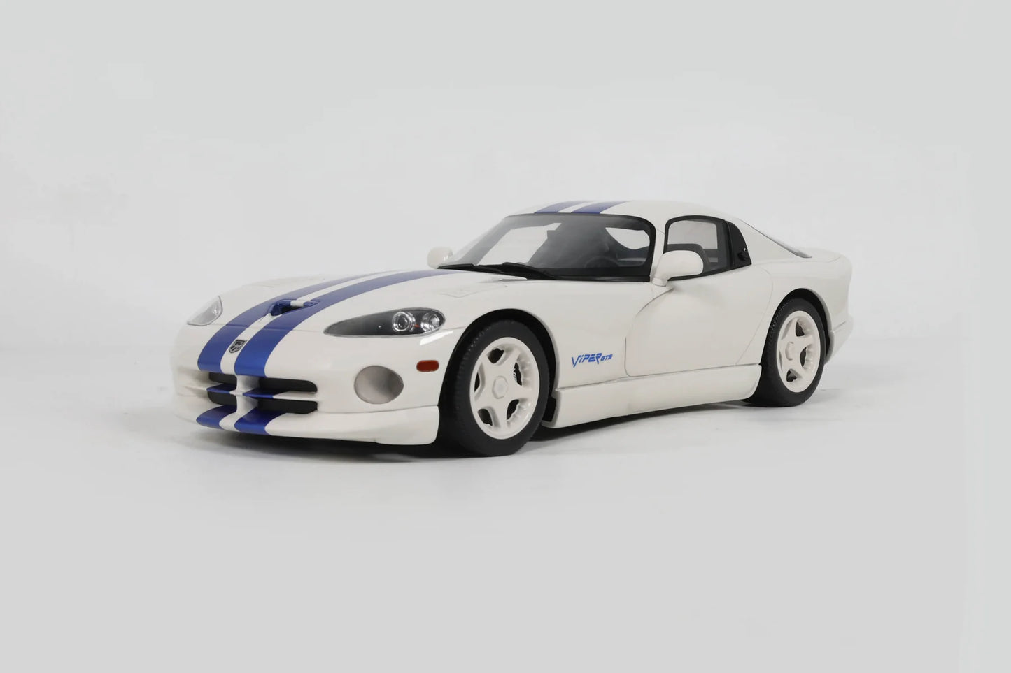 GT Spirit 1/18 1996 Dodge Viper GTS White & Blue - GT940