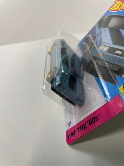 Hot Wheels 1/64 DMC Delorean Short Card Blue - Damaged Box