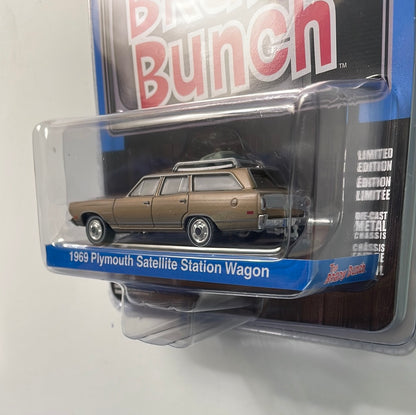 Greenlight Hollywood 1/64 The Brady Bunch 1969 Plymouth Satellite Station Wagon Brown (Dirt Road Version)