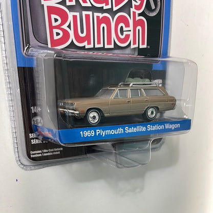 Greenlight Hollywood 1/64 The Brady Bunch 1969 Plymouth Satellite Station Wagon Brown (Dirt Road Version)