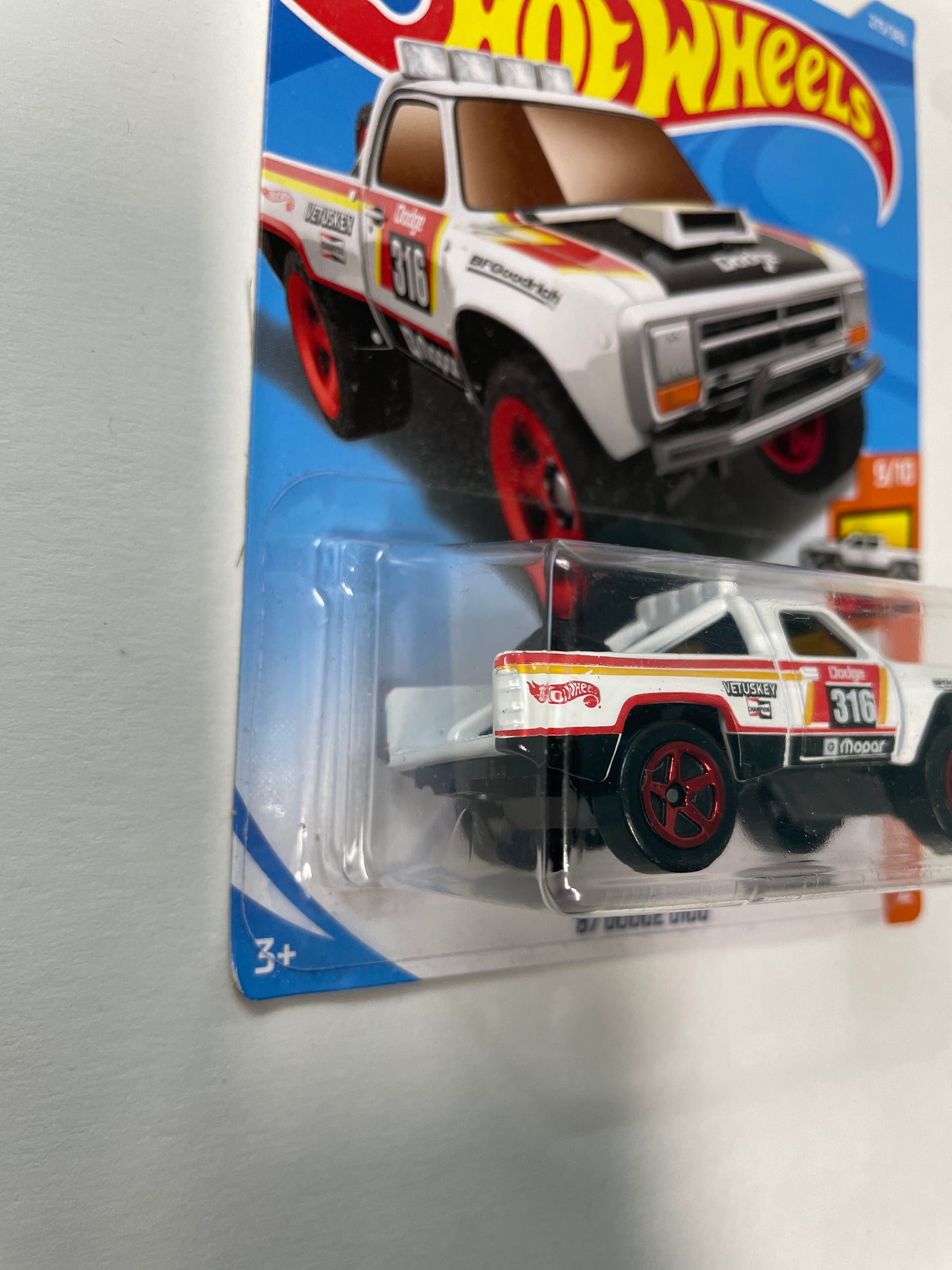 Hot Wheels 1/64 ‘87 Dodge D100 White - Damaged Box