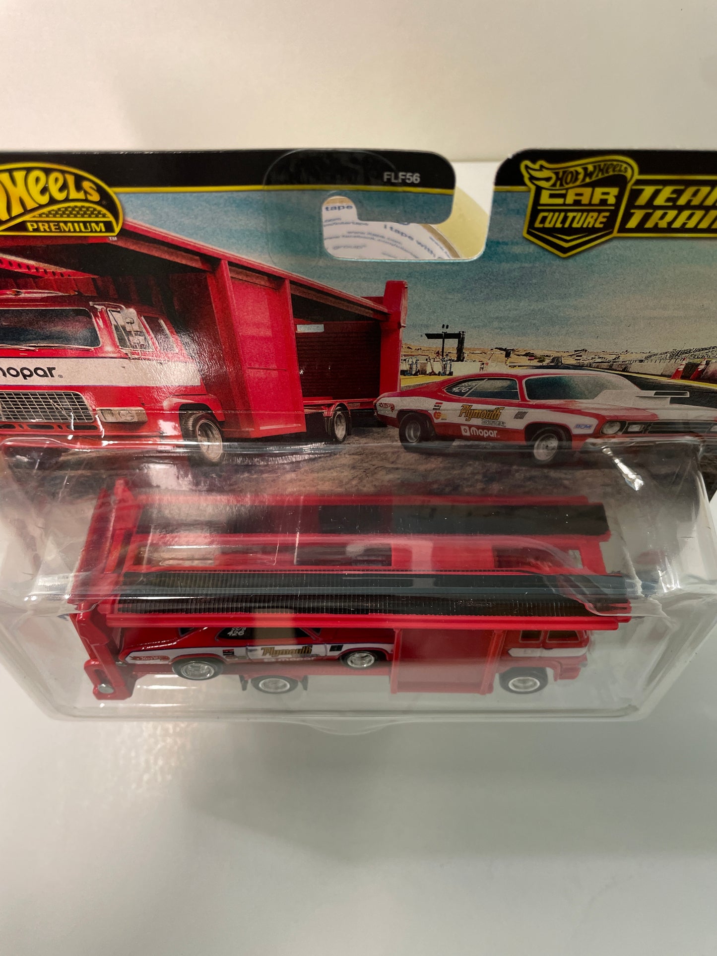 Hot Wheels 1/64 Car Culture Team de Transport G Case '73 Plymouth Duster w/ Second Story Lorry Red