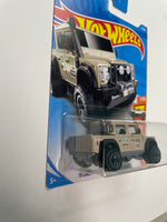 Hot Wheels 1/64 ‘15 Land Rover Defender Double Cab Beige