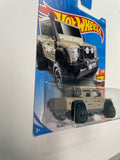 Hot Wheels 1/64 ‘15 Land Rover Defender Double Cab Beige