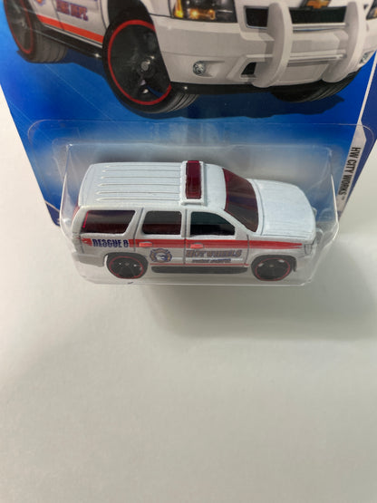 Hot Wheels 1/64 ‘07 Chevy Tahoe White - Damaged Box