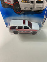 Hot Wheels 1/64 ‘07 Chevy Tahoe White - Damaged Card