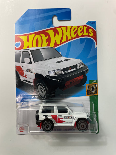 Hot Wheels 1/64 Mitsubishi Pajero Evolution White