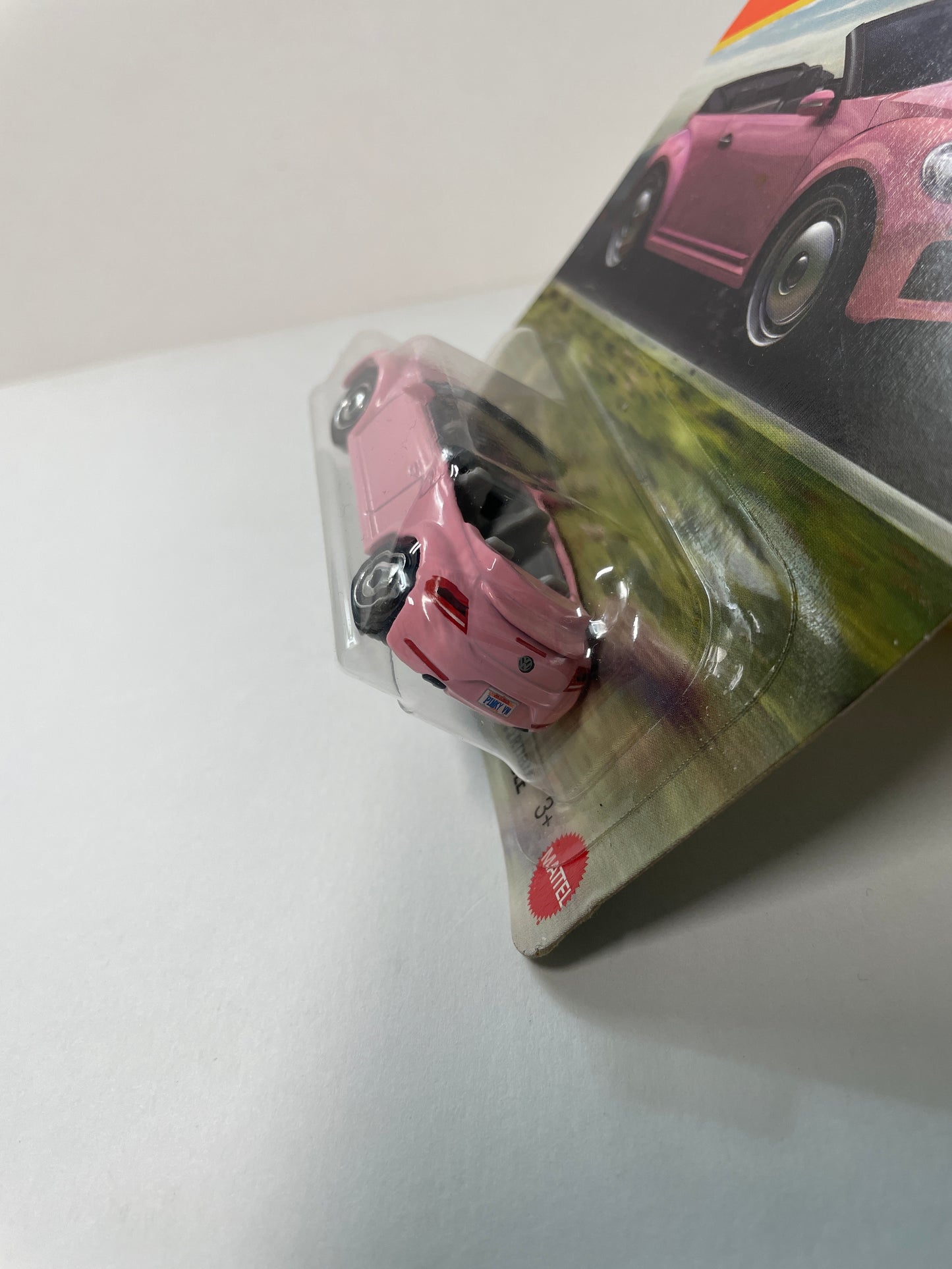 Matchbox 1/64 2019 Volkswagen Beetle Convertible Pink - Damaged Box