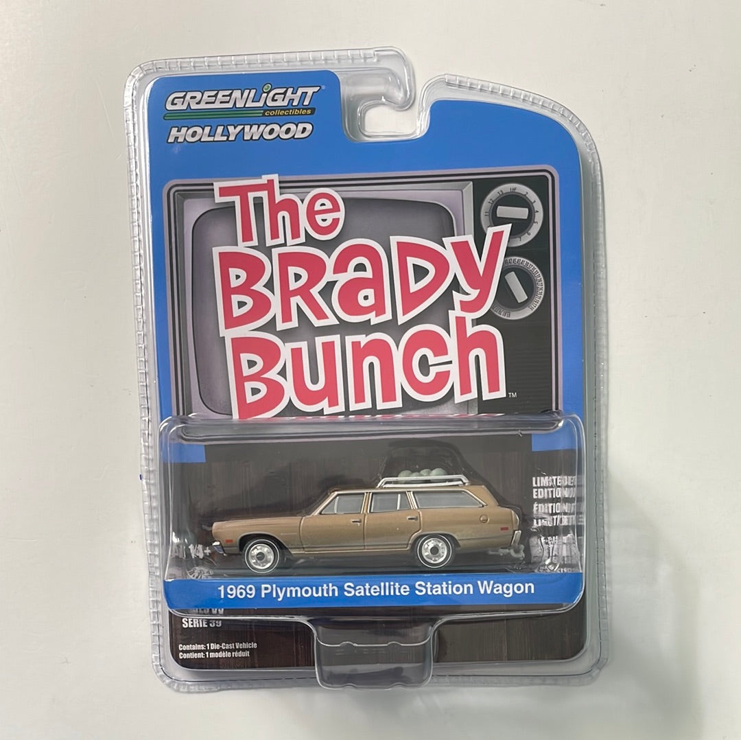 Greenlight Hollywood 1/64 The Brady Bunch 1969 Plymouth Satellite Station Wagon Brown (Dirt Road Version)