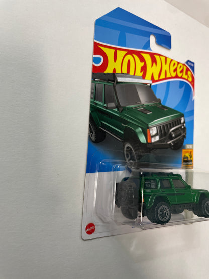 Hot Wheels 1/64 ‘95 Jeep Cherokee Green - Damaged Box