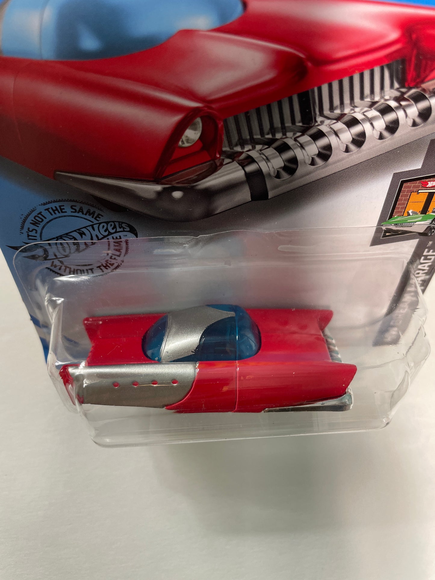 Hot Wheels 1/64 Mattel Dream Mobile ( Dream Garage) Red - Damaged Box