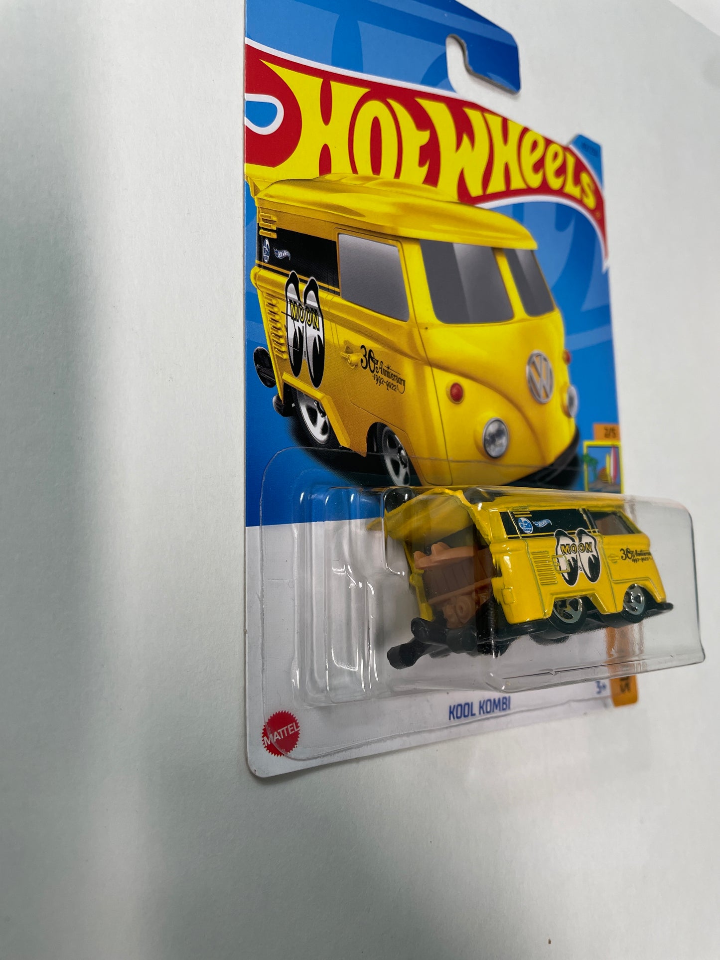 Hot Wheels 1/64 Volkswagen Kool Kombi Mooneyes Yellow - Damaged Box