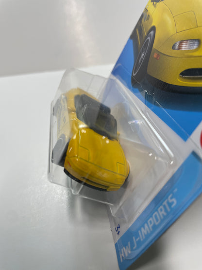 Hot Wheels 1/64 '91 Mazda MX-5 Miata Yellow