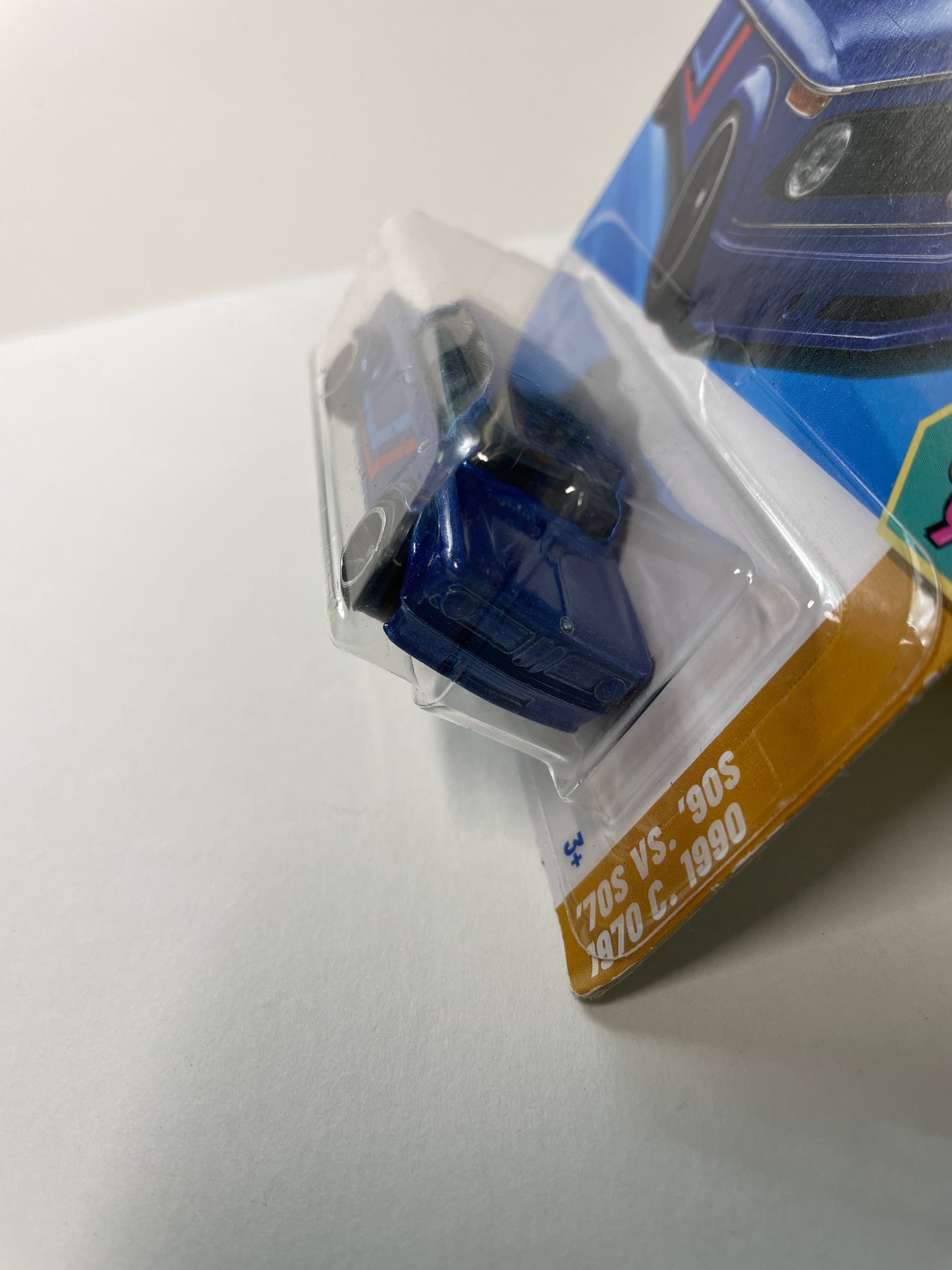 Hot Wheels 1/64 BMW 2002 Blue - Damaged Box