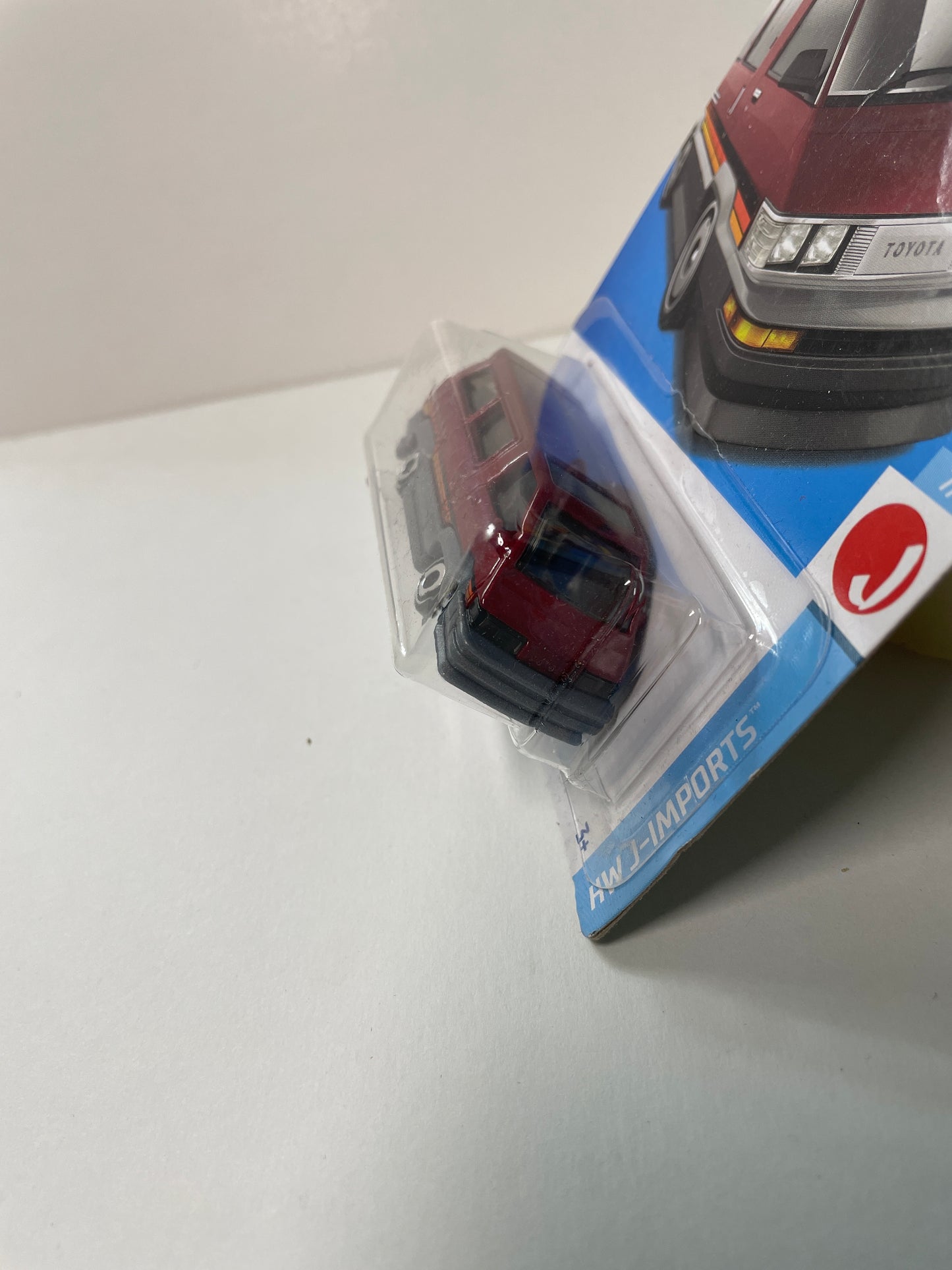 Hot Wheels 1/64 1986 Toyota Van Red - Damaged Box