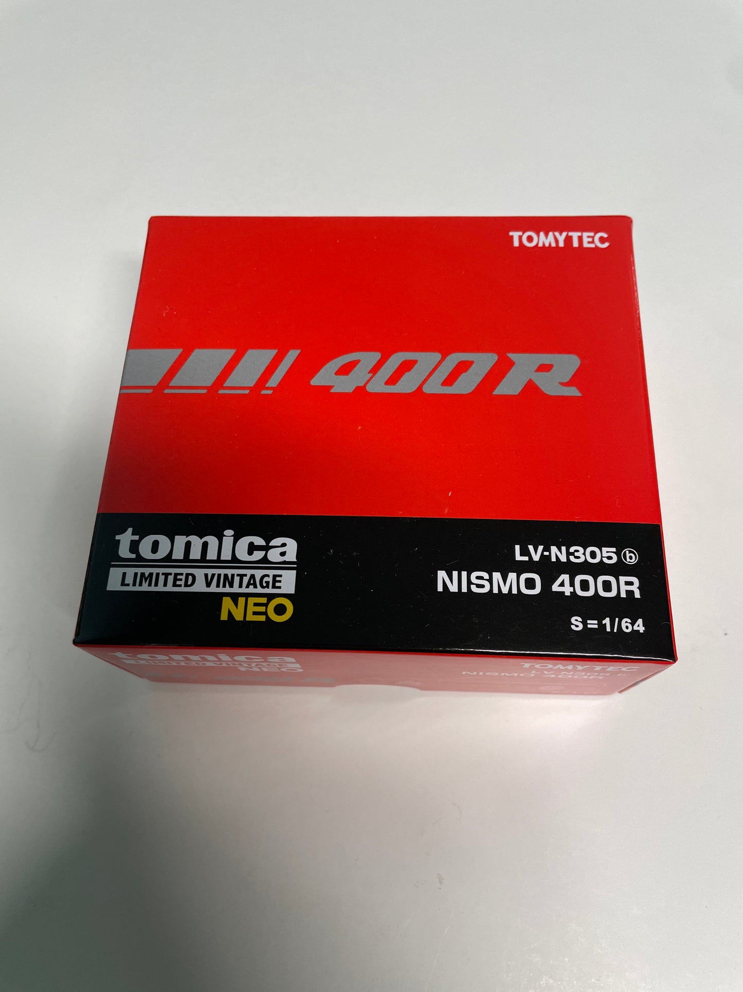 Tomica Limited Vintage Neo 1/64 LV-N305b Nissan Skyline GT-R NISMO 400R Red