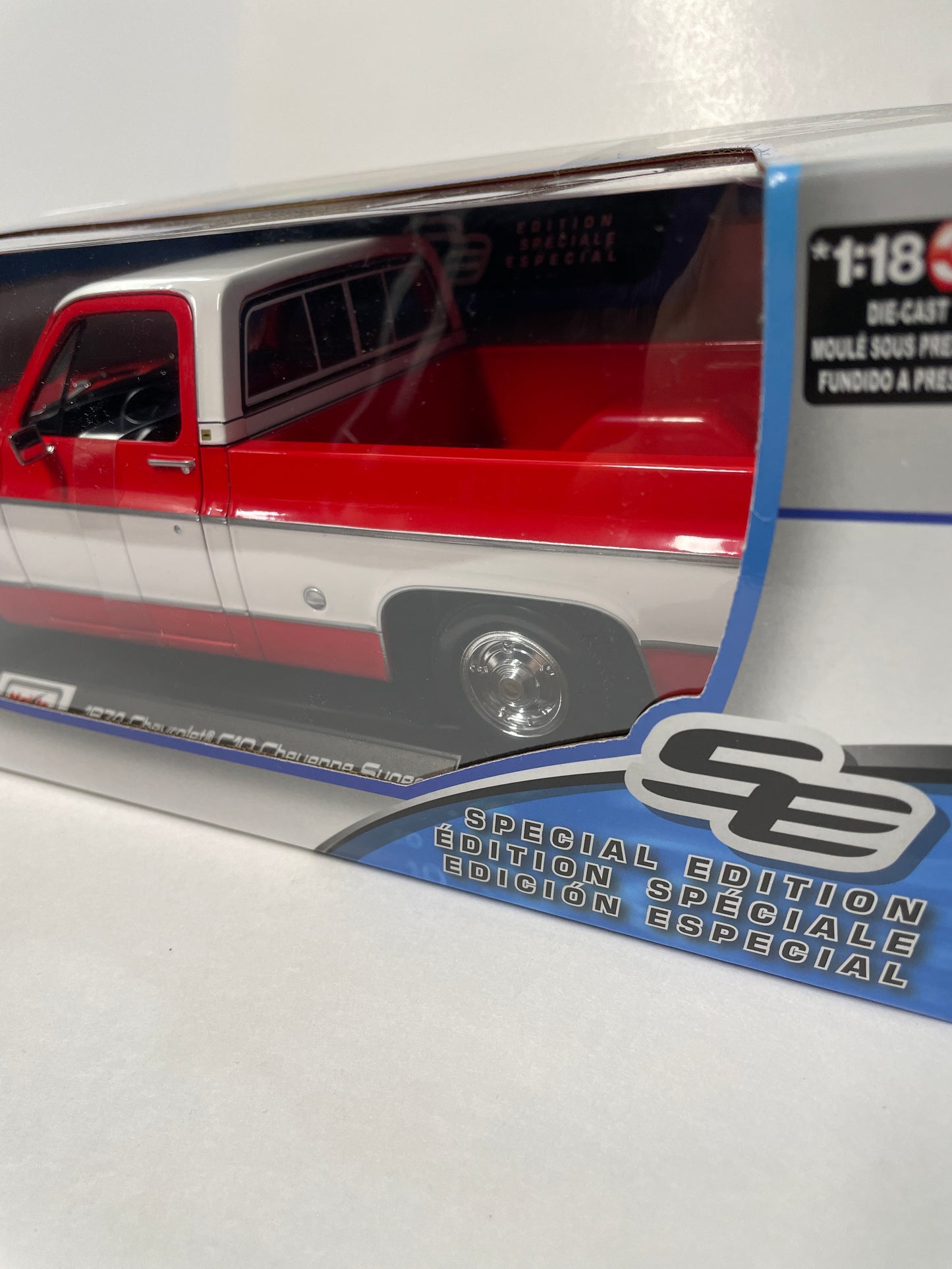 Maisto 1/18 1974 Chevrolet C10 Cheyenne Super Red & White