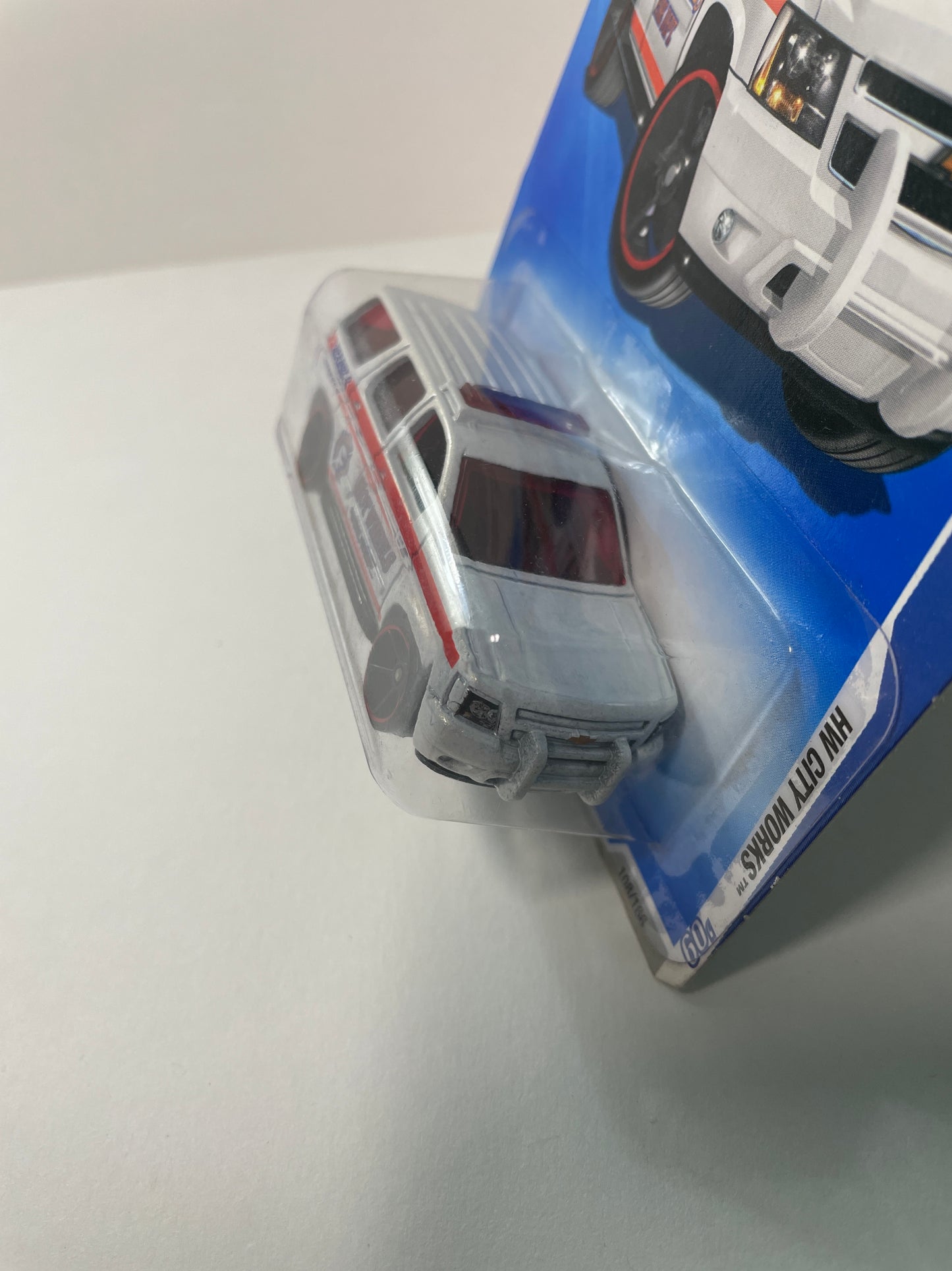 Hot Wheels 1/64 ‘07 Chevy Tahoe White - Damaged Box