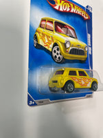 Hot Wheels 1/64 Morris Mini Yellow