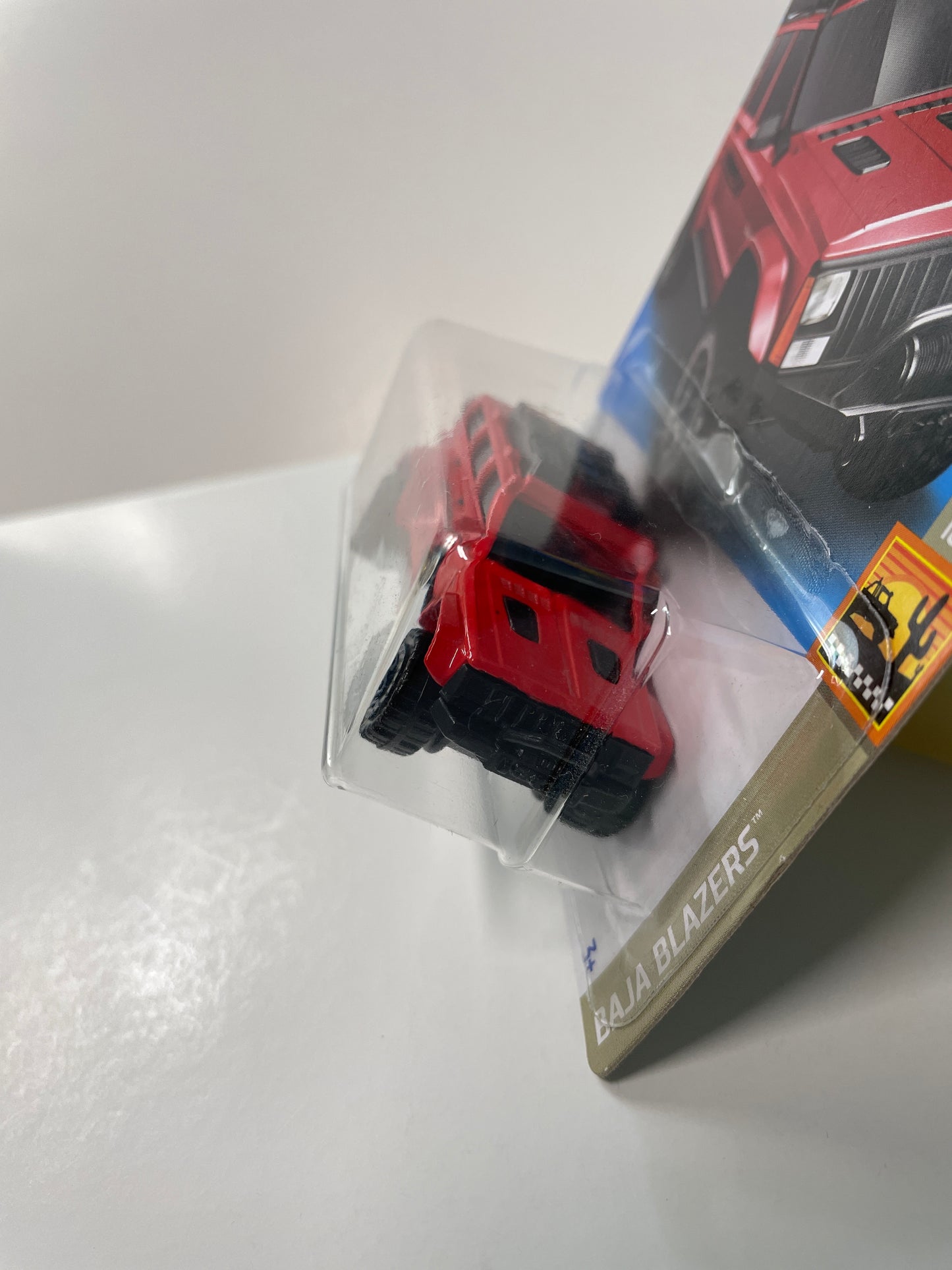 Hot Wheels 1/64 ‘95 Jeep Cherokee Red - Damaged Box