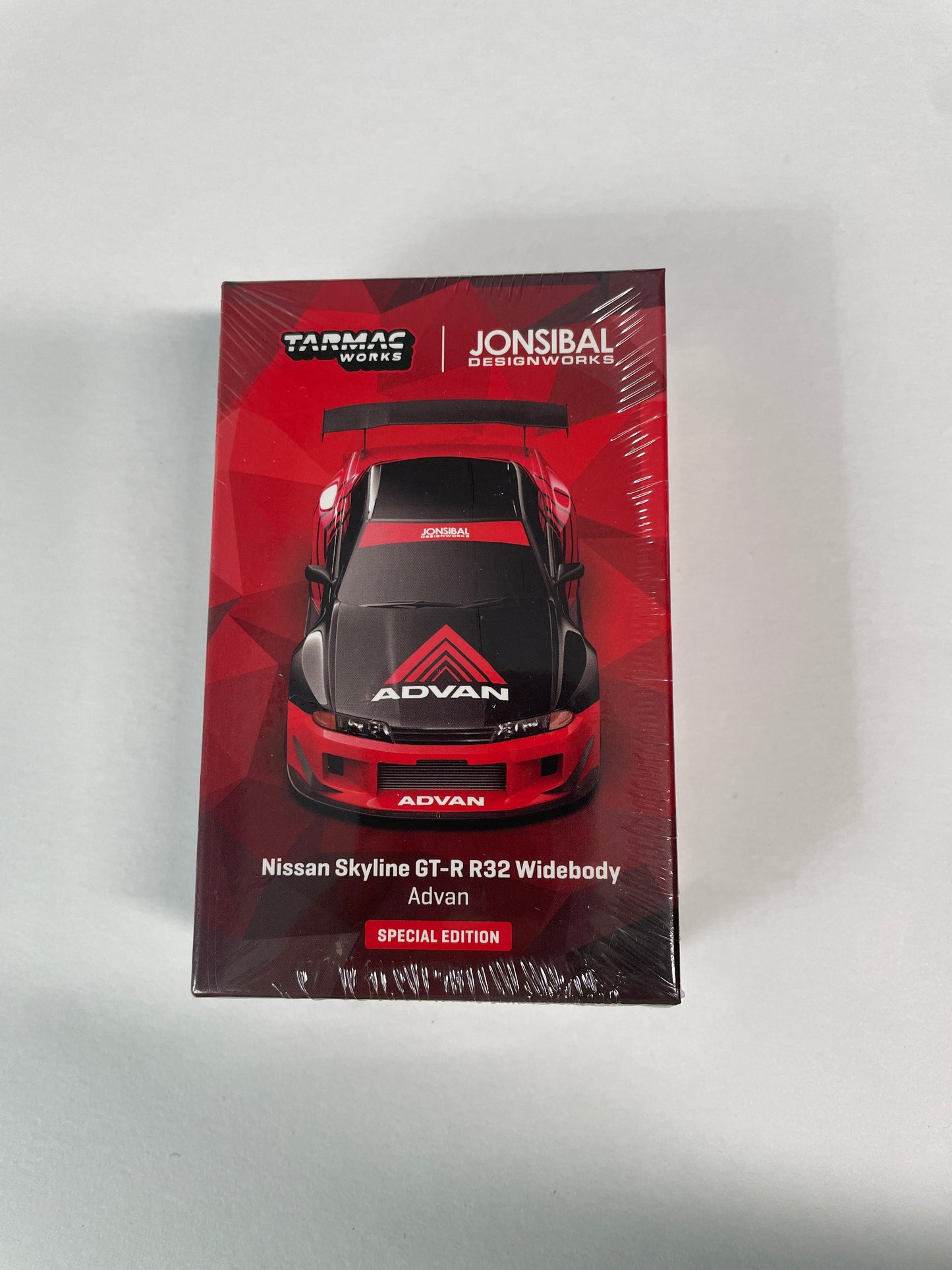 Tarmac Works 1/64  Nissan Skyline GT-R R32 Widebody Advan - JCCS Special Edition - GLOBAL64 Red & Black