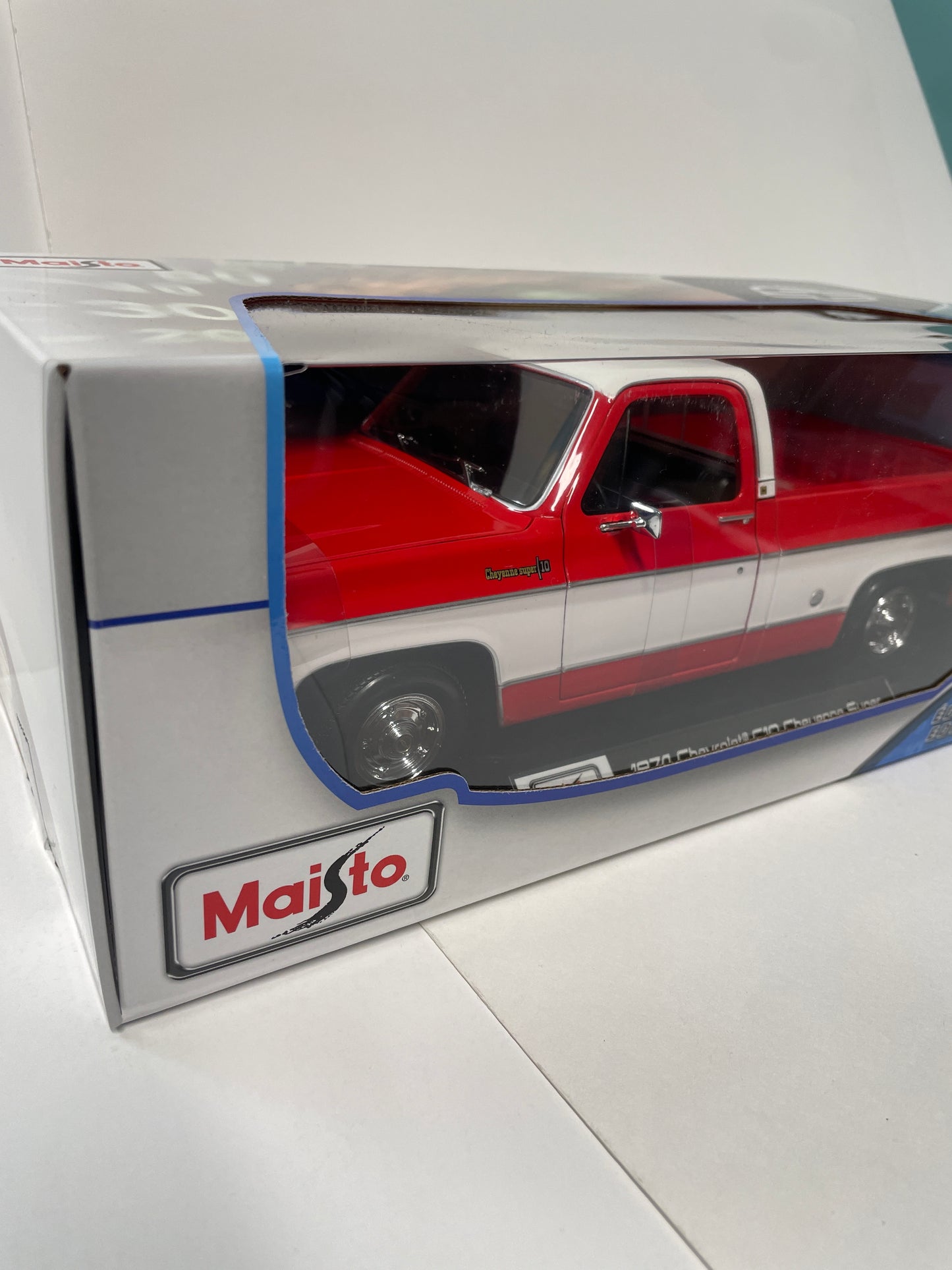 Maisto 1/18 1974 Chevrolet C10 Cheyenne Super Red & White
