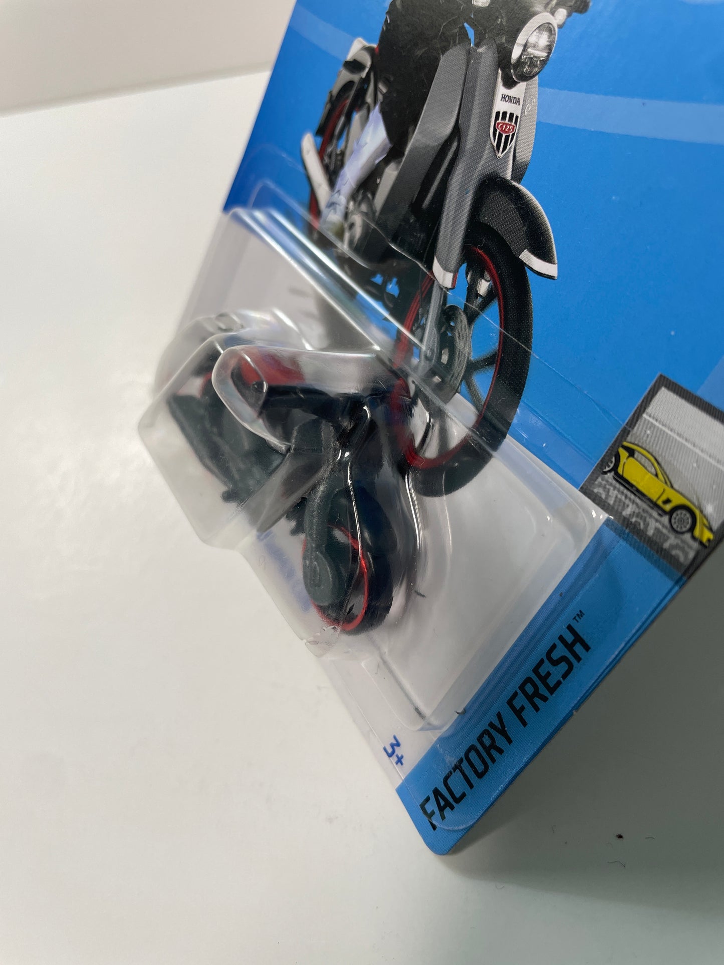 Hot Wheels 1/64 Honda Super Cub Red & Black