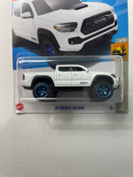 Hot Wheels 1/64 ‘20 Toyota Tacoma White