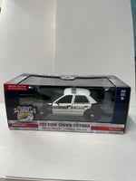 Greenlight 1/24 Hot Pursuit 2011 Ford Crown Victoria Police Black & White