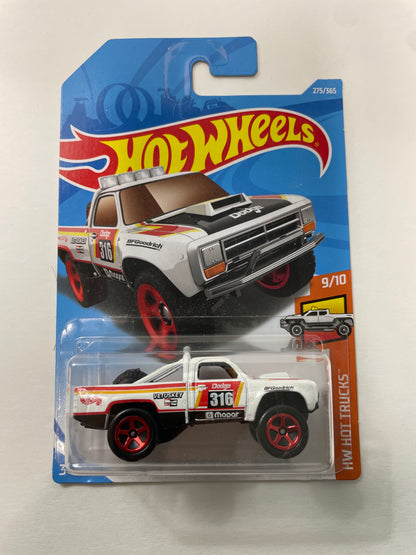 Hot Wheels 1/64 ‘87 Dodge D100 White - Damaged Box