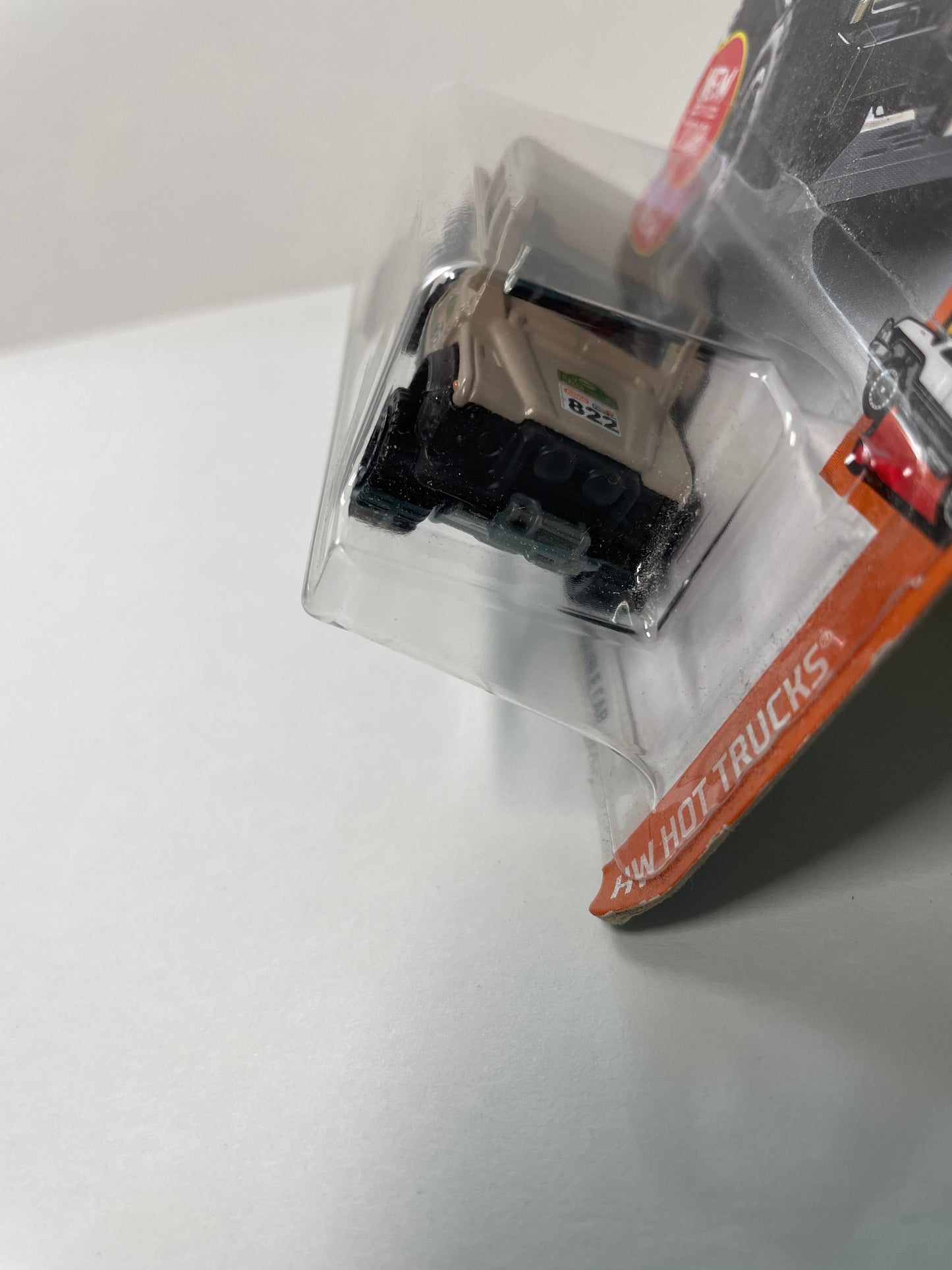 Hot Wheels 1/64 ‘15 Land Rover Defender Double Cab Beige - Damaged Box