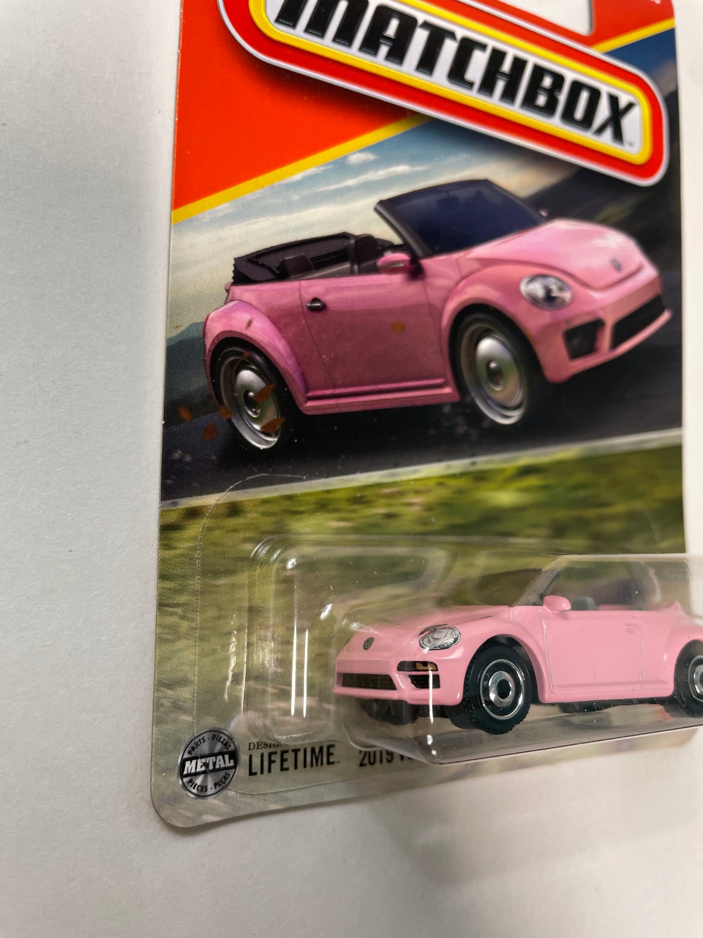 Matchbox 1/64 2019 Volkswagen Beetle Convertible Pink - Damaged Box