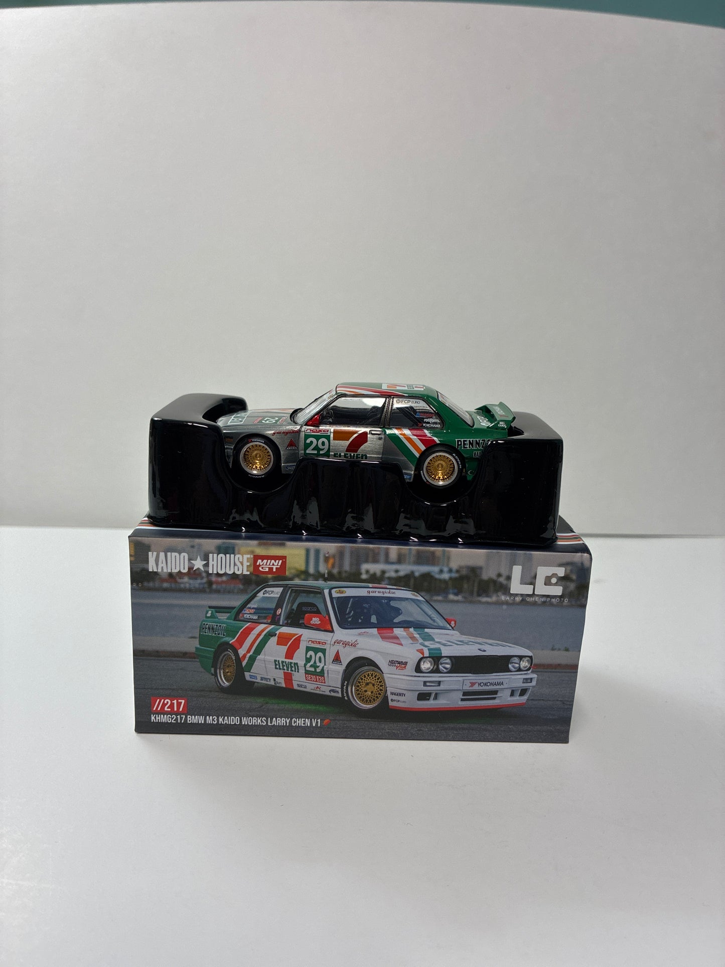 *Chase* Mini GT x Kaido House 1/64 BMW M3 KAIDO WORKS LARRY CHEN V1 White & Green - KHMG217 - Damaged Box