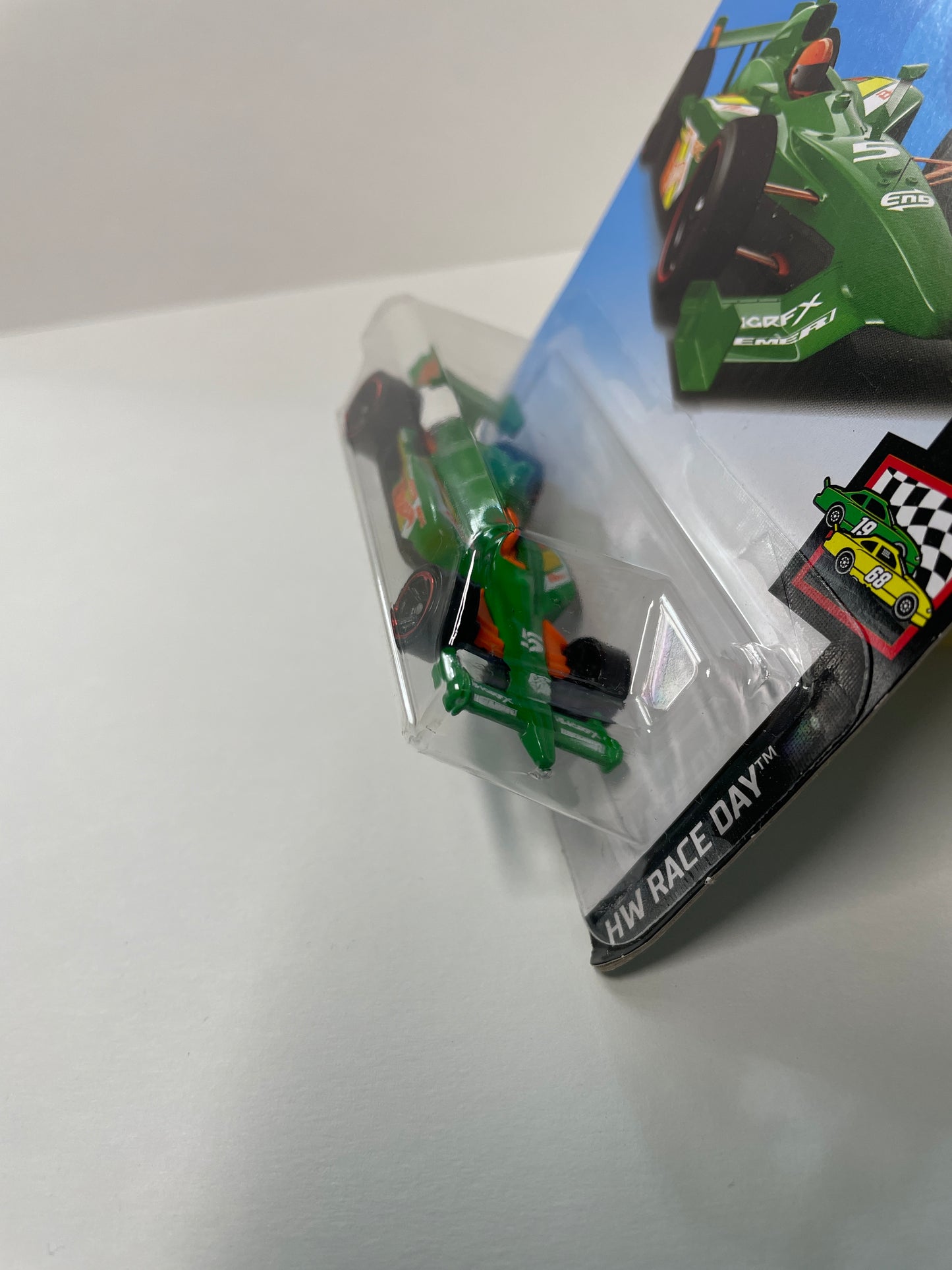 Hot Wheels 1/64 Indy 500 Oval Green - Damaged Box