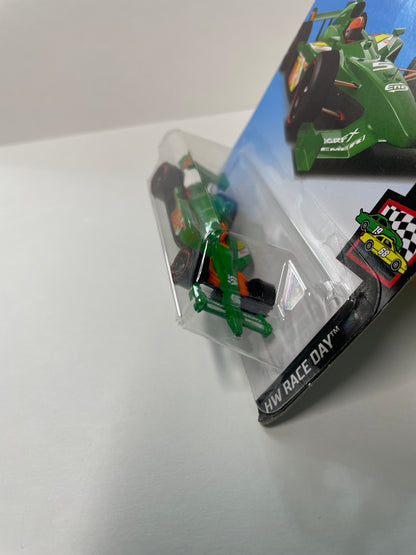 Hot Wheels 1/64 Indy 500 Oval Green - Damaged Box