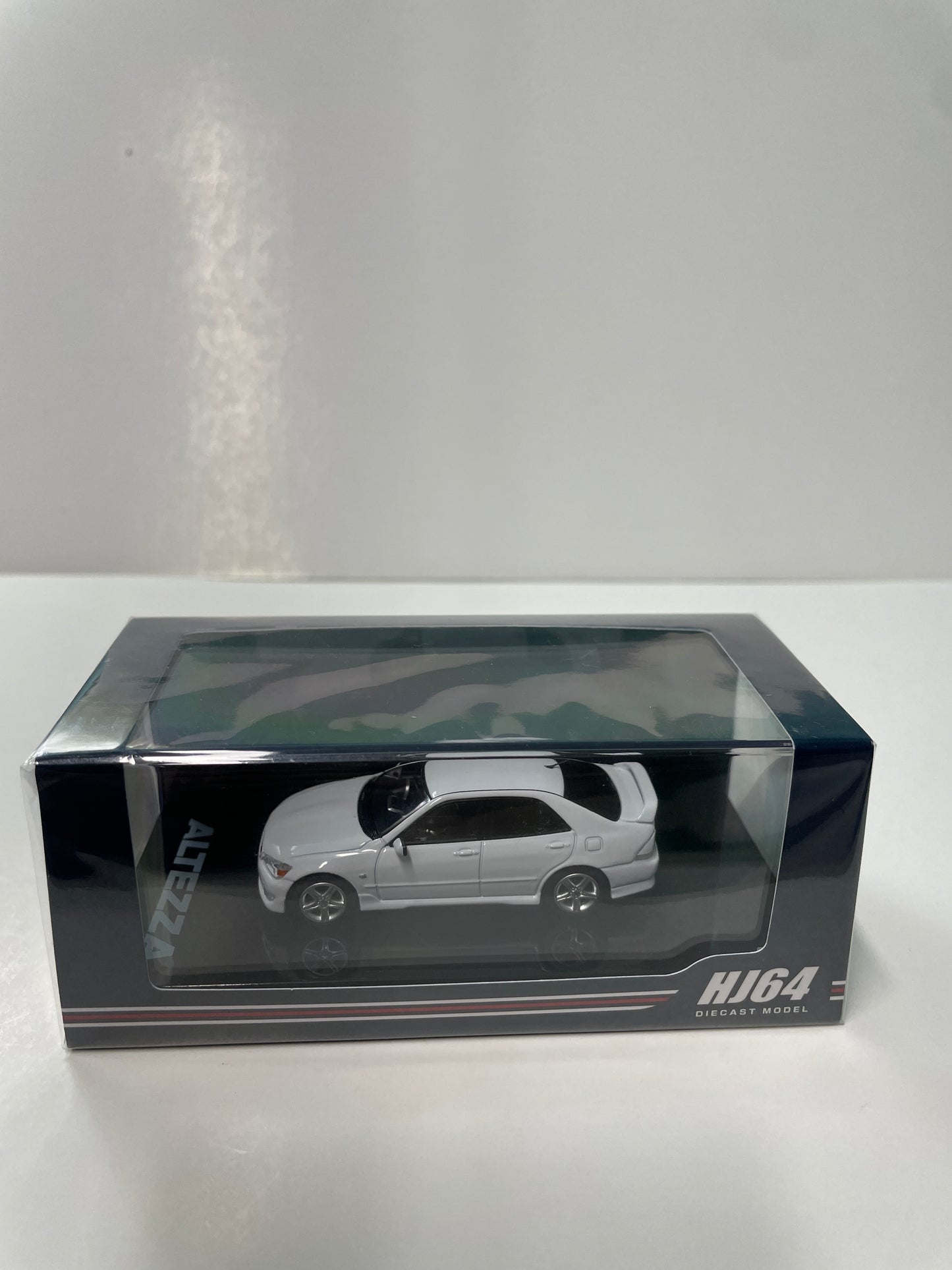 Hobby Japan 1/64 Toyota Altezza RS200 (E10) 1998 Genuine Option Parts Super White II - HJ642080BW