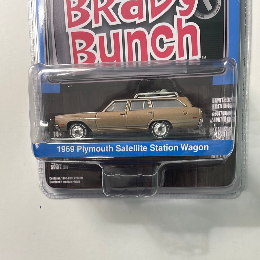 Greenlight Hollywood 1/64 The Brady Bunch 1969 Plymouth Satellite Station Wagon Brown (Dirt Road Version)